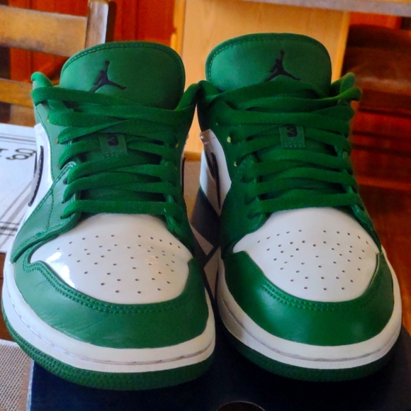Jordan 1 Pine Green Lows - Picture 4 of 11